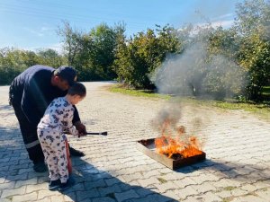 Küçük İtfaiyeciler Yangın Söndürdü