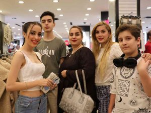 İ̇ranlı Turistler Van Esnafının Yüzünü Güldürdü