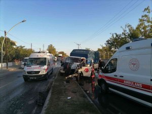 Kamyonet İle Otobüs Çarpıştı: 2 Yaralı
