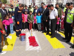 Yozgat’ta Öğrenciler “Hayata Saygı Duruşu” Sloganıyla Yaya Geçitlerini Kırmızıya Boyadı