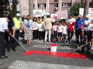 Marmaris’te Yaya Geçitleri Kırmızıya Boyandı