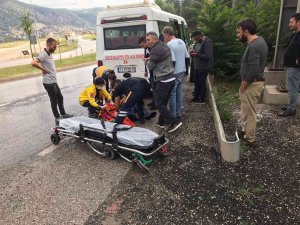 Kontrolden Çıkan Motosiklet Minibüse Çarptı, Sürücüsü Yaralandı