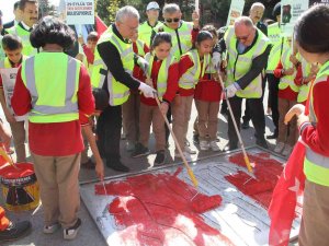 Trafikte Yaya Önceliğine Dikkat Çekmek İçin Yaya Geçidi Kırmızıya Boyandı