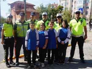 Öğrencilerden Büyüklere Yaya Geçitlerini Kullanma Çağrısı