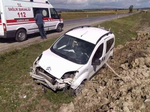 Yoldan Çıkan Araç Toprak Yığınına Çarptı: 3 Yaralı