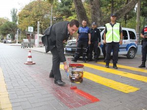 Kula’da Yaya Geçitleri Kırmızıya Boyandı