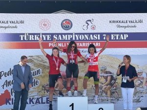 Bisikletçiler Sivas’a Kupa Ve Madalya İle Döndü