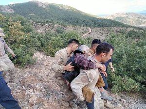 Umutlar Tükenmek Üzereyken Bulundu, Mehmetçik Sırtında Taşıdı