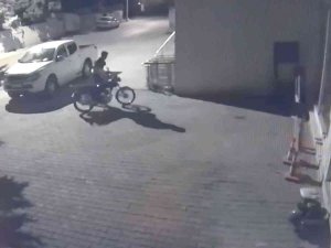 Motosiklet Hırsızı Saniye Saniye Kameraya Yansıdı