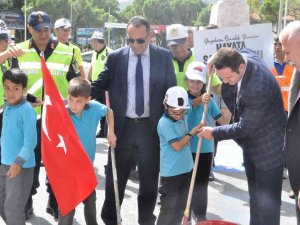 Menteşe’de Yaya Geçitleri Kırmızıya Boyandı