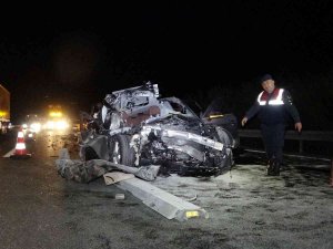 Bursa’da Kamyona Arkadan Çarpan Lüks Otomobil Hurdaya Döndü: 1 Ölü