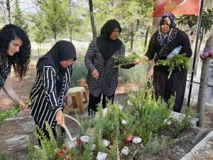 Azra’nın Annesi, Katilinin Ölüm Haberini Kızına Mezarında Verdi