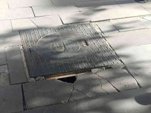 Sarsılan Rögar Kapağı Vatandaşları Tedirgin Ediyor