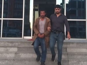 Arkadaşını Sırtından Ve Göğsünden Bıçakladı