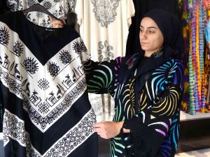 Modacılara Rakip Oldular: Yazma Motifli Kıyafetler Yoğun İlgi Görüyor