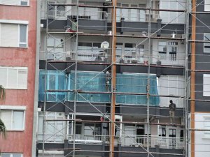 İ̇nşaat İşçilerinin 15 Katlı Binada Güvenlik Önlemi Olmadan Çalışmaları Yürekleri Ağza Getirdi