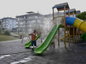 Kuşadası’nın Farklı Mahallelerinde Temizlik Çalışması Sürüyor