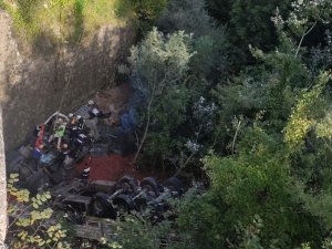 Tır Viyadükten Dereye Uçtu: 1 Ölü 1 Ağır Yaralı