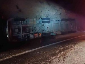 Gercüş’te Asfalt Yüklü Tır Devrildi: 2 Yaralı