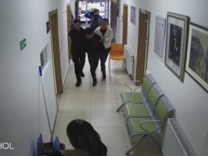 İ̇stanbul’da İlginç Olay Kamerada: Suçüstü Yakalanan Hırsız Polis Merkezinin Kapısını Yıktı
