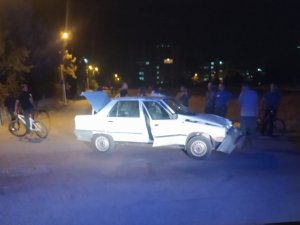 Minibüs İle Otomobil Çarpıştı: 2 Yaralı