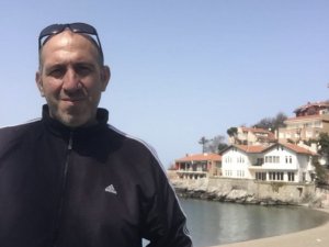 Plaj Görevlisi Demir Kapının Altında Kaldı