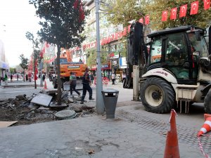 Her Gün Binlerce Kişinin Geçtiği O Caddede Hummalı Çalışma