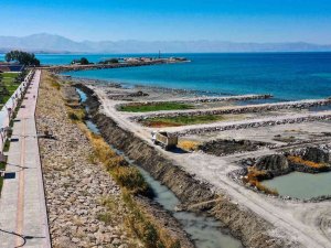 Büyükşehir Belediyesi, Van Gölü’nden 550 Bin Metreküp Balçık Çıkardı