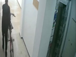 Açık Bulduğu Apartman Kapısından Girerek Bisiklet Çaldı