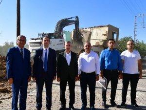 Yeşilyurt’ta Metruk Evlerin Yıkımına Ağırlık