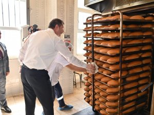 İ̇htiyaç Sahiplerine Dağıtılan Bayat Ekmekler Fırın Kurdurdu