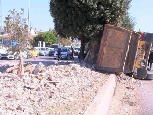 Pendik’te Hafriyat Kamyonu Dehşeti: Işıkta Geçti, Araca Çarpıp Yola Savruldu