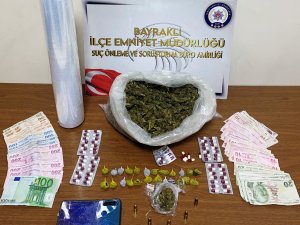 Polisi Görünce Uyuşturucu Dolu Poşeti Aşağı Attılar