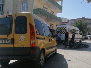 Hafif Ticari Araç İle Çarpışan Motosikletin Sürücüsü Savruldu