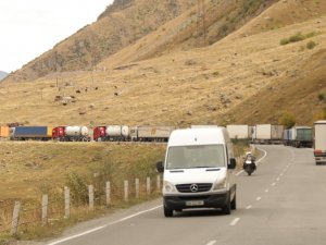Rusya-gürcistan Sınırında Türk Tır Sürücülerinin Sınırdaki Bekleyişi Sürüyor
