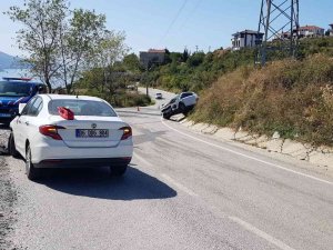 Yalova’da Ciple Otomobil Kafa Kafaya Çarpıştı: 2 Yaralı
