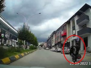 Tek Teker Giderek Tehlike Saçan Şahıs Hırsızlıktan Aranıyormuş