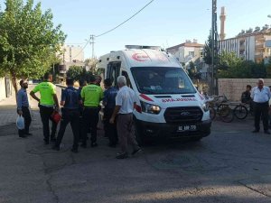 Otomobilin Çarpıp Kaçtığı Ambulanstaki Doktor Yaralandı