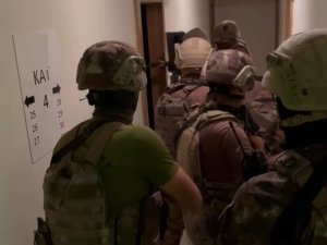 İ̇zmir’de ’Camgöz’ Ve ’Beldekler’ Çetelerine Operasyon: 18 Gözaltı