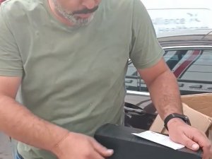 Firma Yetkililerine Kızdı, Ses Sistemini Mağazanın Önünde Parçaladı
