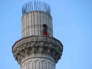 Bunalıma Girip Minareye Çıktı, Polisler İkna Edince Aşağı İndi
