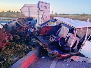İ̇ki Aracın Çarpıştığı Kazada Otomobil İkiye Bölündü: 3 Yaralı