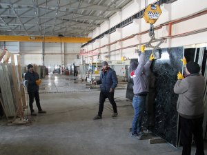 Doğal Taş Fabrikasından İlk İhracat
