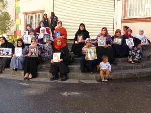 Terör Örgütü Pkk Mağduru Ailelerin Evlat Nöbeti Bin 125’inci Gününde