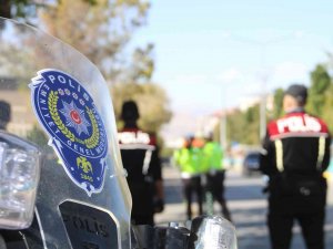 Erzurum Emniyeti Okul Önlerinde Şüpheli Şahıslara Göz Açtırmıyor