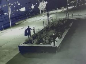 Hırsıza Sitemi Güldürdü, O Anlar Kameralara Yansıdı