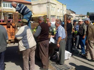 Bir Römork Dolusu Kavun Dakikalar İçinde Tükendi