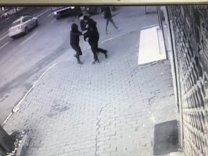 İ̇stanbul’da Kapkaç Anları Kamerada: Birinin Elinden Diğerinin Kulağından Çaldılar
