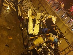 Tır Kanala Düştü, Sürücü Hayatını Kaybetti