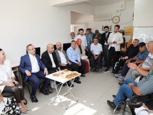 Ak Parti İ̇zmir’den Engelli Ve Yaşlı Vatandaşlara Öncelik